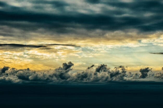 夕暮れ の 時 の 空 の 雲 の 景色