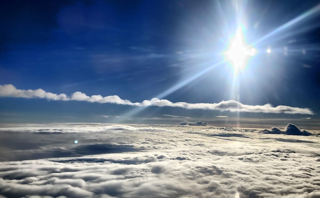 Foto vista panoramica del paesaggio nuvoloso contro il cielo blu in una giornata di sole
