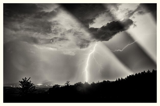 Photo scenic view of cloudy sky at night