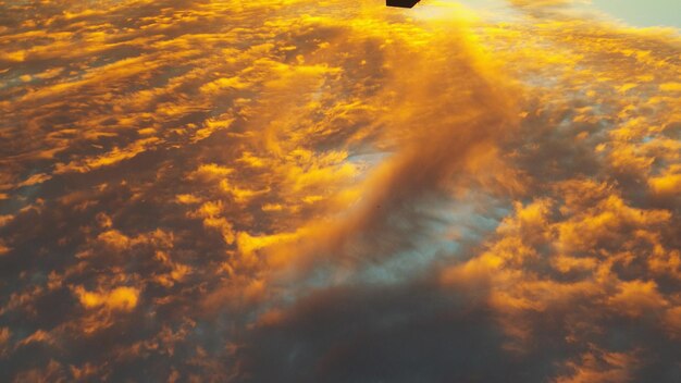 Foto vista panoramica del cielo nuvoloso al tramonto