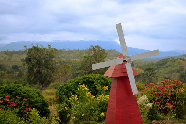Foto vista panoramica della croce sulla montagna contro il cielo