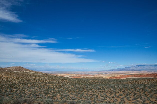 Photo scenic view of desert against blue sky