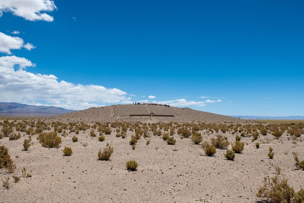 Foto la vista panoramica del deserto contro il cielo blu
