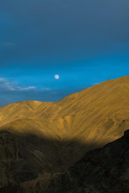 Foto la vista panoramica del deserto contro il cielo blu