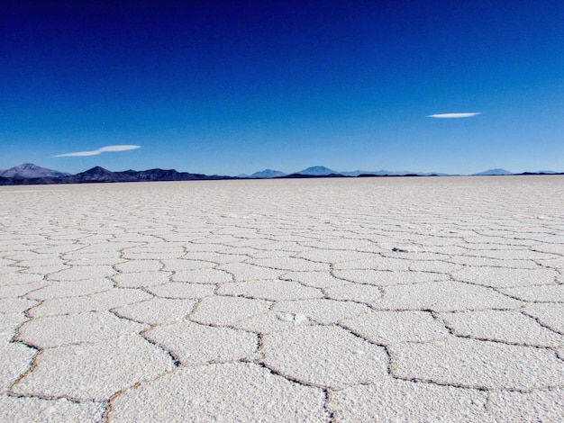 Photo scenic view of desert against blue sky
