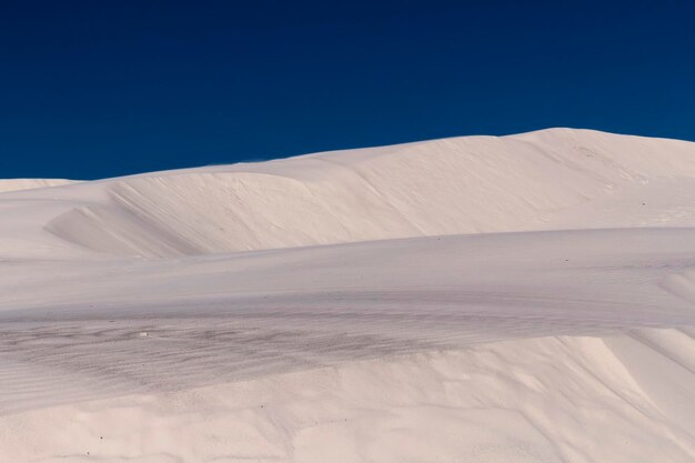 Photo scenic view of desert against clear blue sky