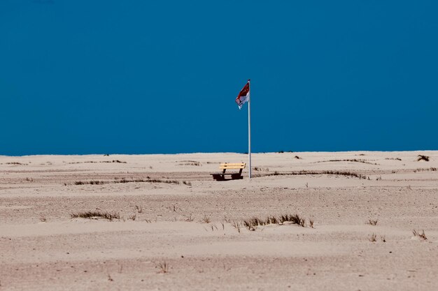 Photo scenic view of desert against clear blue sky