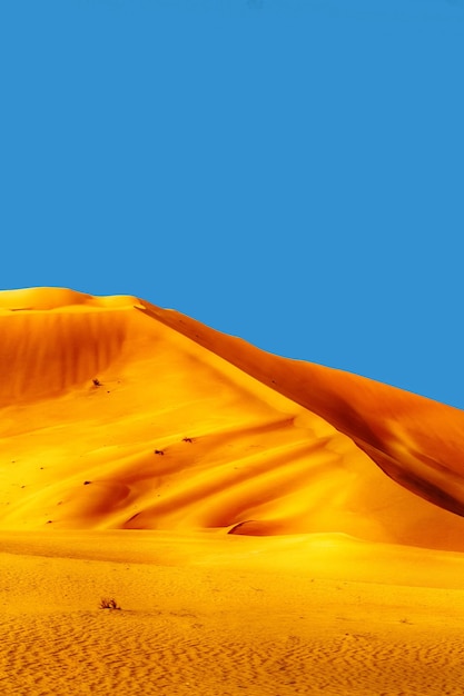 Photo scenic view of desert against clear blue sky