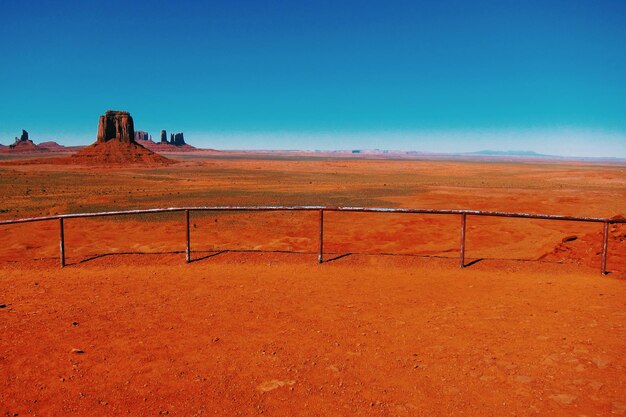 Foto una vista panoramica del deserto contro un cielo blu limpido