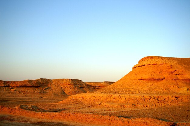 Foto una vista panoramica del deserto contro un cielo blu limpido