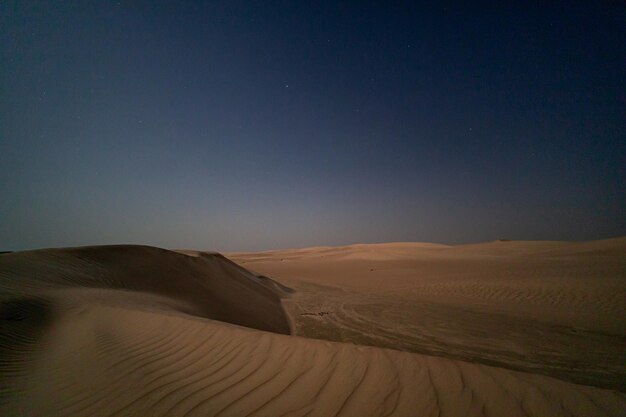 Foto la vista panoramica del deserto contro un cielo limpido