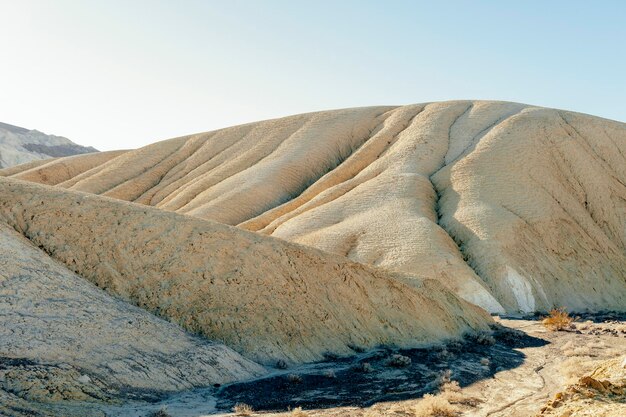 Foto la vista panoramica del deserto contro un cielo limpido