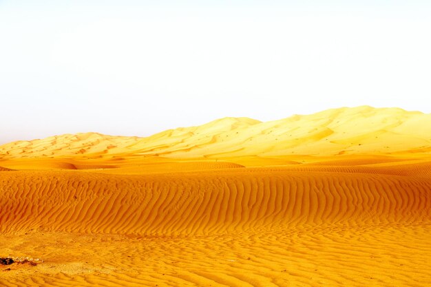 Photo scenic view of desert against clear sky