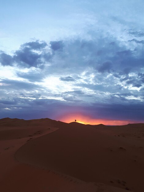 Photo scenic view of desert against sky during sunset