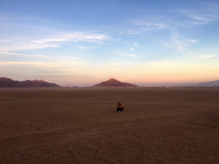 Photo scenic view of desert against sky during sunset