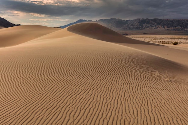 Photo scenic view of desert against sky