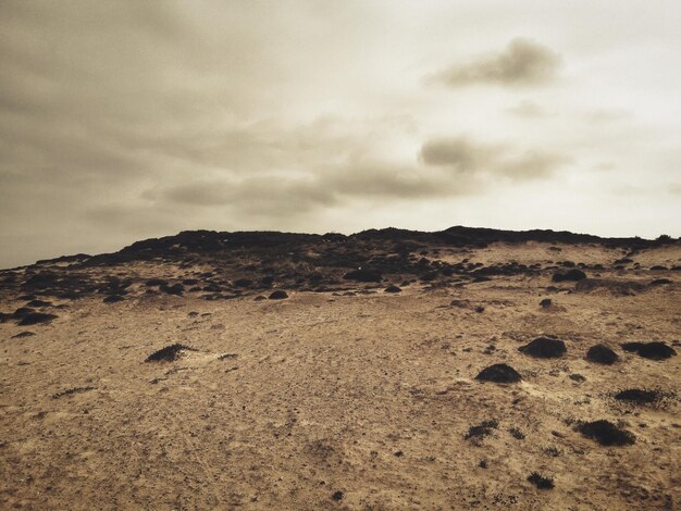 Foto la vista panoramica del deserto contro il cielo