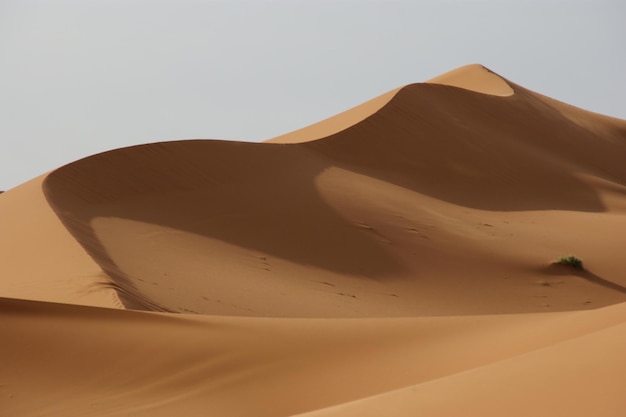 Foto la vista panoramica del deserto contro il cielo