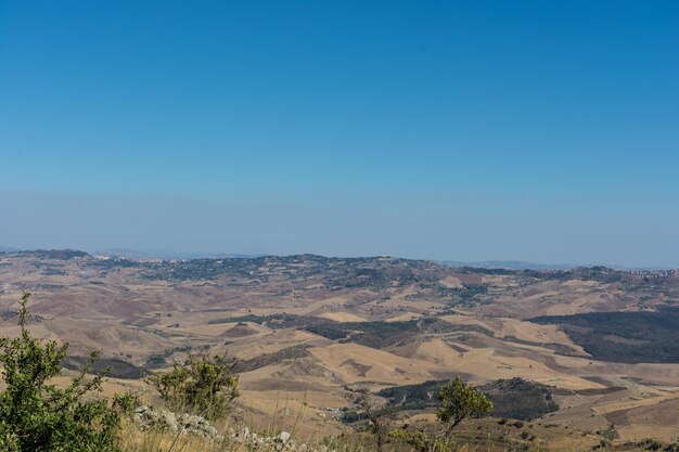 Foto una vista panoramica del paesaggio desertico contro un cielo limpido