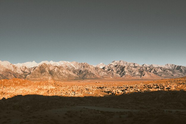 Photo scenic view of desert mountains against clear sky