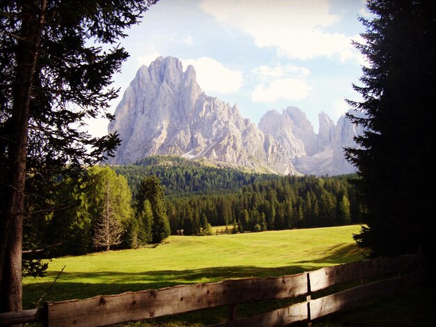 Photo scenic view of dolomites against sky