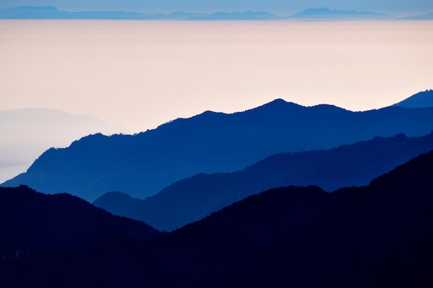 夕暮れ の 際 の 劇的な 景色 の 景色