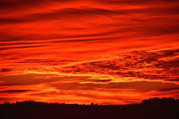 Photo scenic view of dramatic sky during sunset