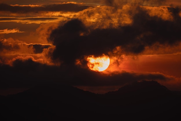 Foto la vista panoramica del cielo durante il tramonto