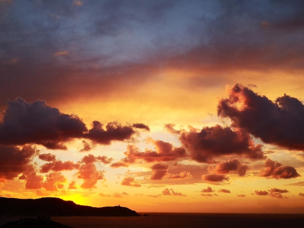 Photo scenic view of dramatic sky during sunset