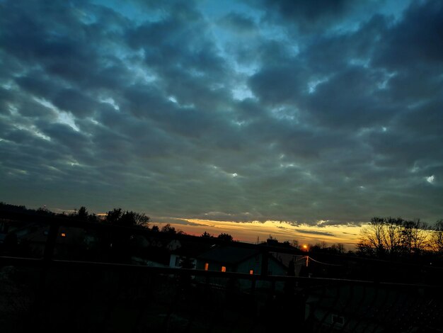 Foto la vista panoramica del cielo durante il tramonto