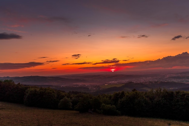 Foto la vista panoramica del cielo durante il tramonto