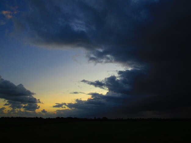 Photo scenic view of dramatic sky during sunset