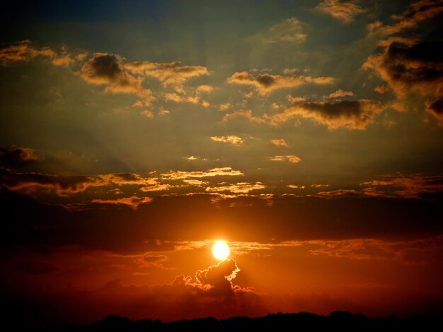 Photo scenic view of dramatic sky during sunset