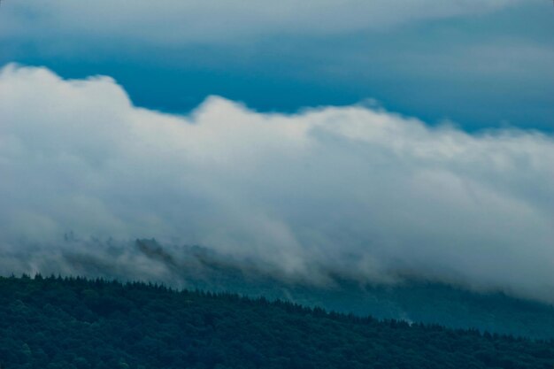 Photo scenic view of dramatic sky over land