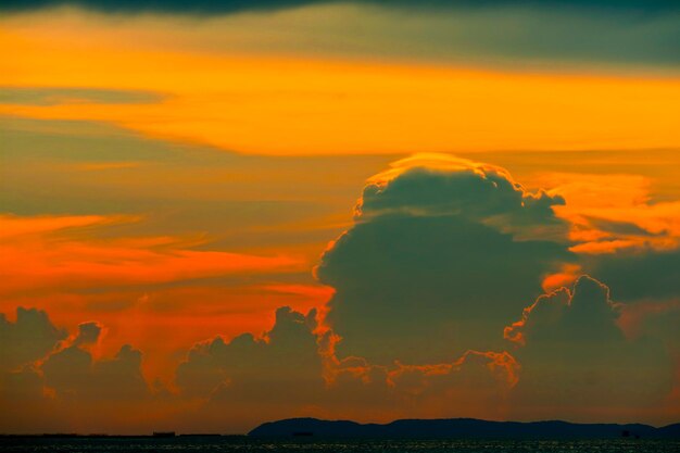 Photo scenic view of dramatic sky over sea during sunset