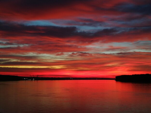 Foto scena panoramica del drammatico cielo sopra il mare durante il tramonto