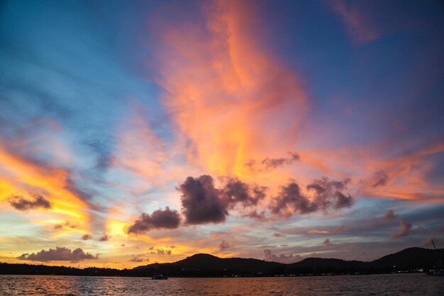 Photo scenic view of dramatic sky over sea during sunset