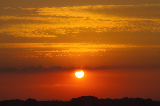 夕暮れの際のシルエットの風景上の劇的な空の景色
