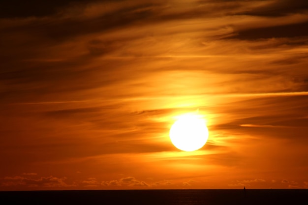 夕暮れ の 時 の 劇的な 空 の 景色