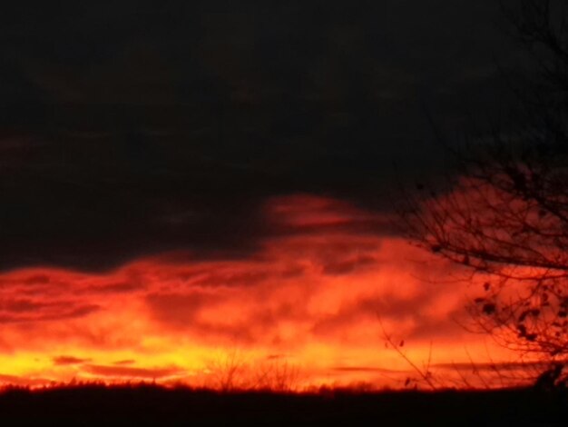 Foto la vista panoramica del cielo al tramonto