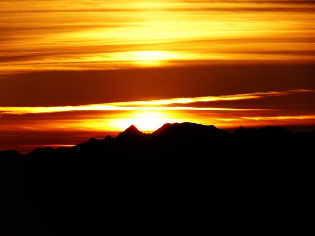 Foto la vista panoramica del cielo al tramonto