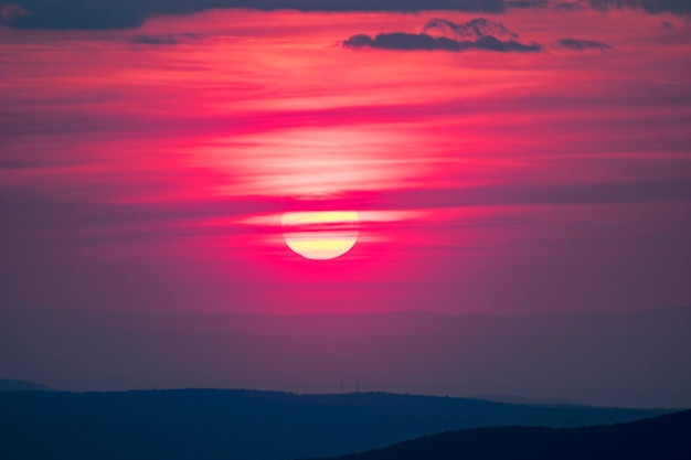 夕暮れ の 時 の 劇的な 空 の 景色