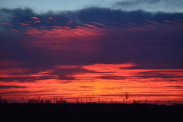 夕暮れ の 時 の 劇的な 空 の 景色