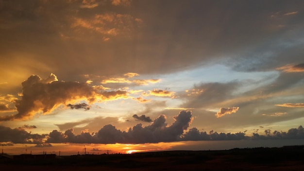 夕暮れ の 時 の 劇的な 空 の 景色