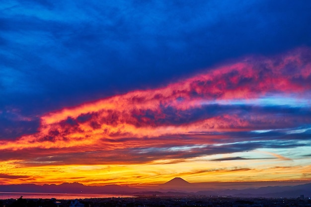 夕暮れの時の激しい空と火山の景色