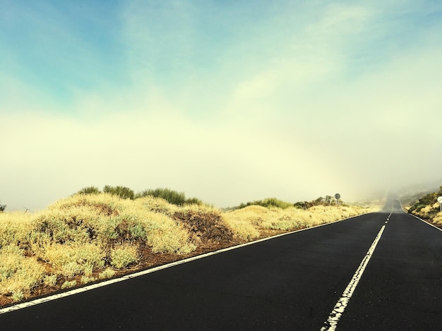 空の道路の景色