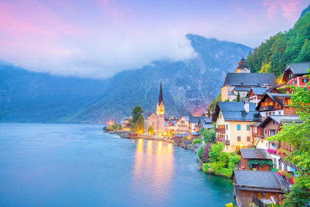 Foto vista panoramica del famoso villaggio di hallstatt in austria, alpi. europa