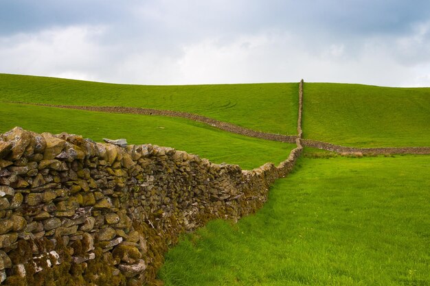 Photo scenic view of farm against sky