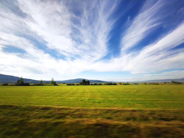 Photo scenic view of farm against sky