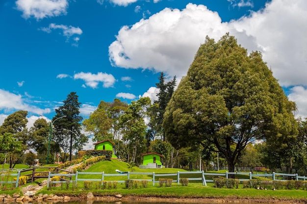 Photo scenic view of fenced in farm against cloudy sky